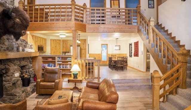 Reed Home - Spacious home on .5 acres with stone fireplace, 5-minute walk to bas