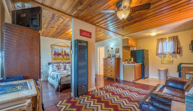 Reed's Place Mid-town On River! - Optional HOT TUB