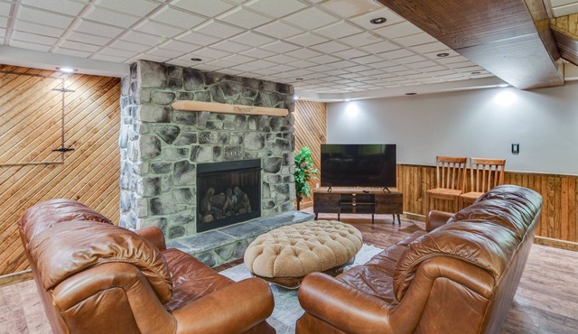 Reedsville Retreat - Pool, Hot Tub & Fireplace!