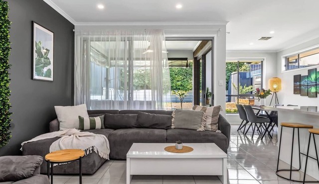 Reef Retreat Modern Beach HouseSanctuary