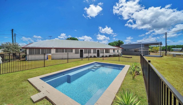 Reef Shack Beach Vibes Stroll to the beach