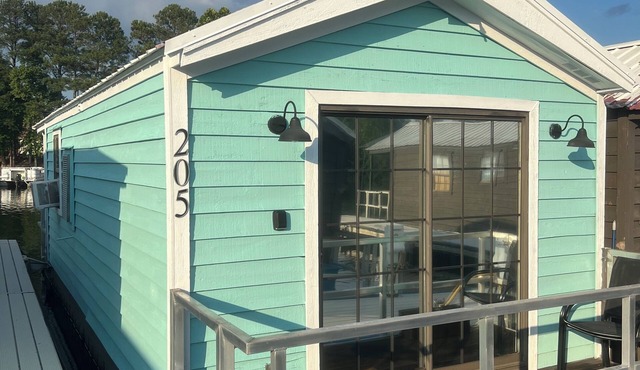 " Reel Cozy " Floating Cabin in Guntersville Alabama.