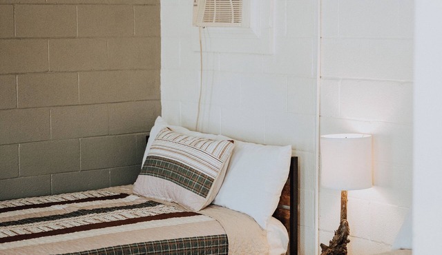 Reel Em Inn 1: Cozy, Clean,1 Mile from Lake Texoma! Perfect for Weekend Getaways
