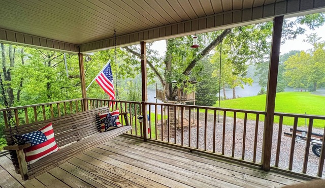 Reel'em Inn is a cozy river front fishing cottage on the Cashie River.