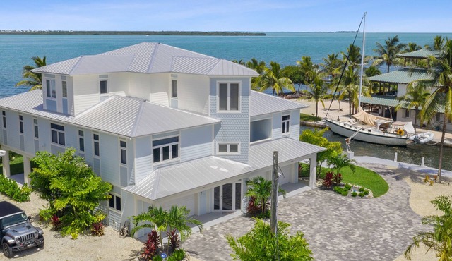 ~Reel Em' Inn~ Luxury Oceanfront Summerland Key home with deep water and pool!