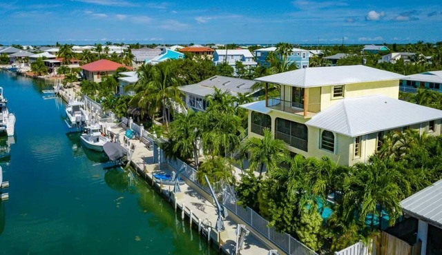 REEL ESCAPE - 4 Bedroom/2 Bathroom w/Pool, Boat Dock & Sleeps 8!