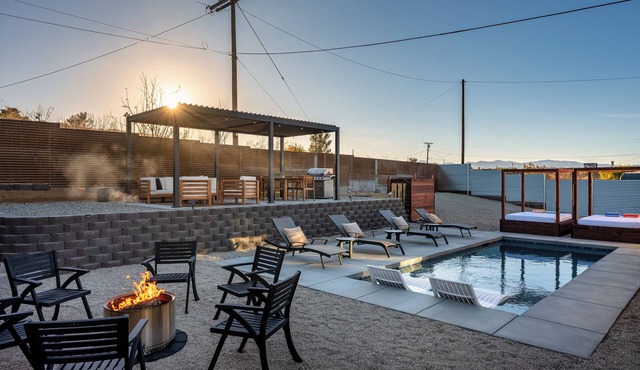 Reel House - Pool, Hot Tub, A/C, BBQ, 100in projector Movie Room, Pet Friendly!