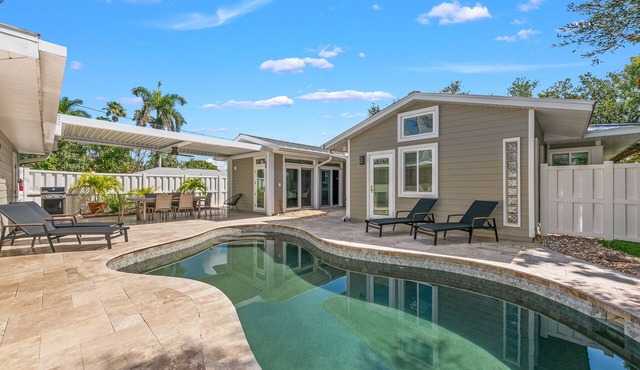 Reel Me In: Lido Key Rental with Private Pool, Walk to St. Armands & Beach