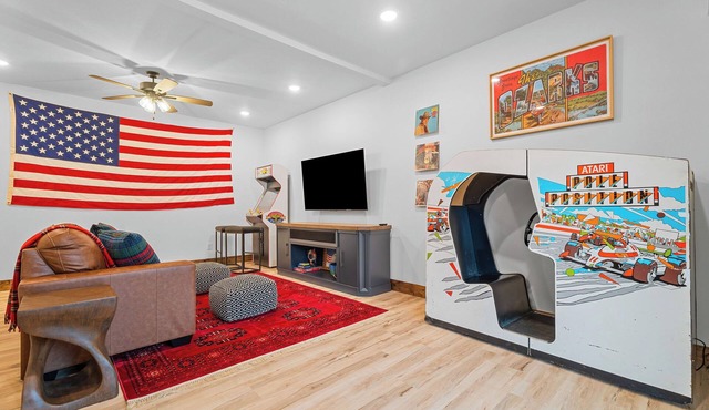 Reel Nice Poolview: Hot Tub, Arcade, & Resort Amenities