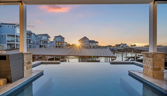 Reel Oasis, family-friendly, pet friendly, pool, boat slip, golf and on lake LBJ