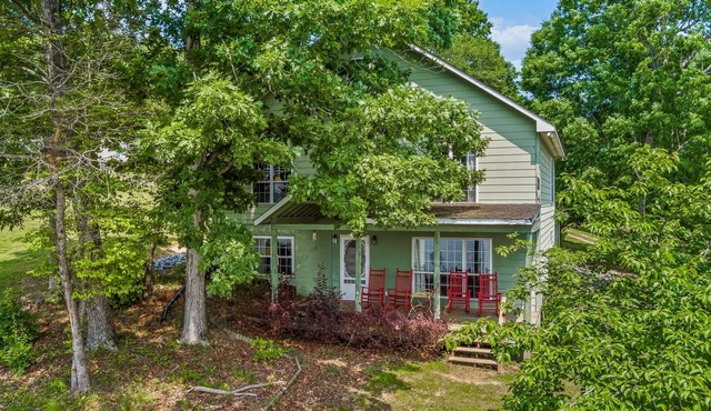 Reel Paradise-sleeps 10 w/covered dock on year round water