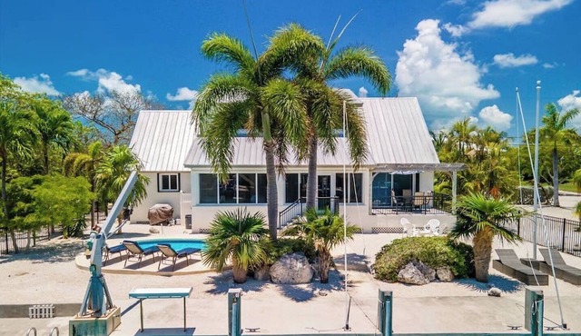 Reel Sunset 3/2 with Pool and Canalfront in Duck Key