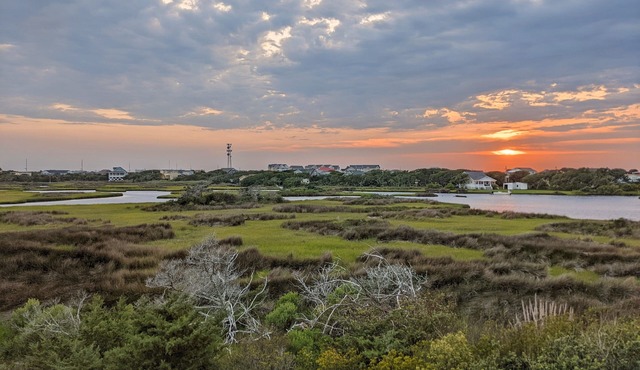 Reelin' Inn - Hatteras; Spectacular Sunsets, Dog friendly, WiFi, and Hot tub!