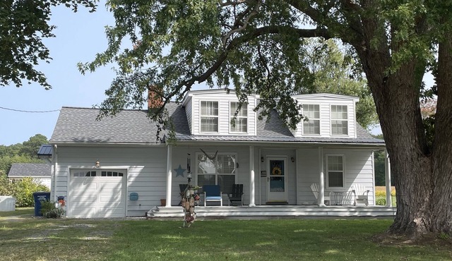 Reelin&Relaxin Spacious Farmhouse Reedville, VA Sleeps 8: 3 Bdrm 2 full bathroom