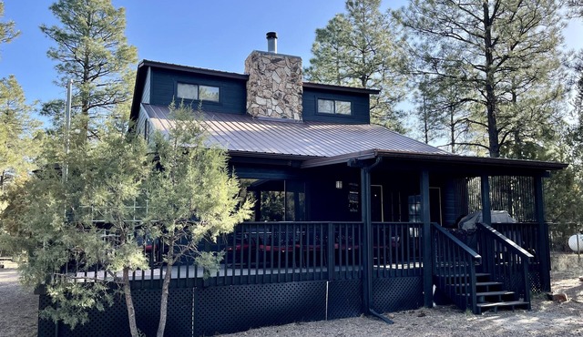 ReelParadise Cabin 3BR/2BA with AC, WiFi, cable - ready for your quick escape!