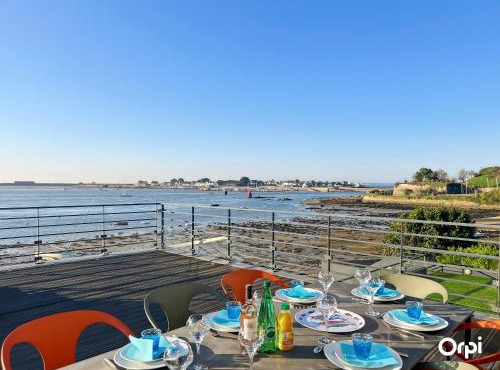 RÉF 402 Port Louis 5-room apartment with sea view