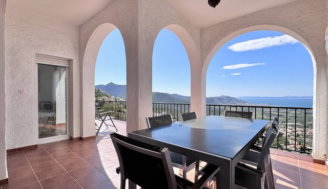 Ref. Cad21 - VILLA WITH POOL AND SEA VIEWS