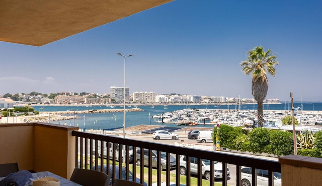 Ref. CLOTA MAR: Spacious flat with sea view, swimming pool and parking 150 metres from the beach