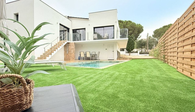 Ref. Nav33 - BEAUTIFUL AND SPACIOUS VILLA WITH POOL AND SEA VIEWS