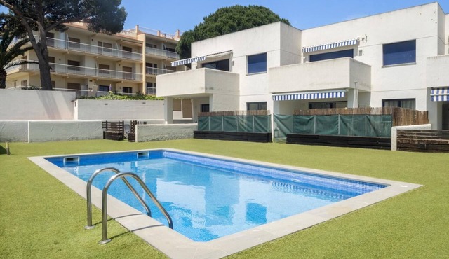 Ref. RIELLS MAR : pool and parking at only 100m of Riells beach.