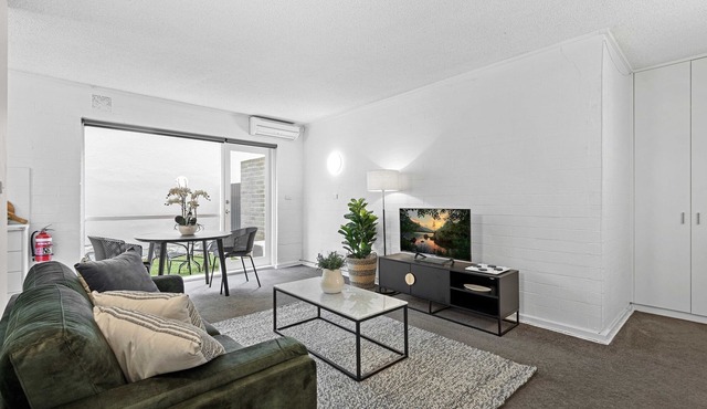 Refined 1-Bed Apartment with Garden Access