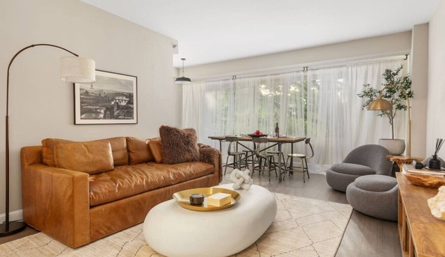 Refined 2 King Bed apartment, Free Parking & Metro