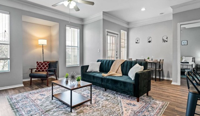 Refined 2BR 2BA Unit with Pool Access in Fort Worth