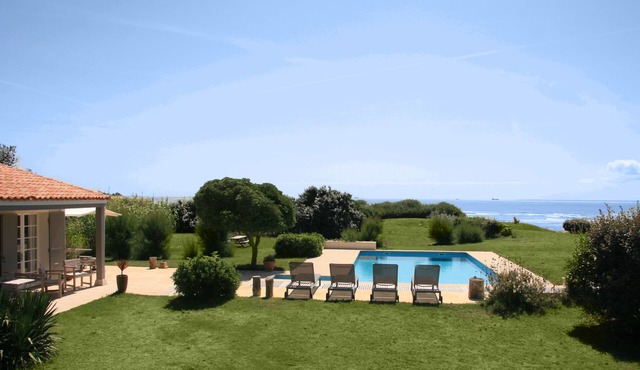 Refined and comfortable, this magnificent contemporary house of 180 m2