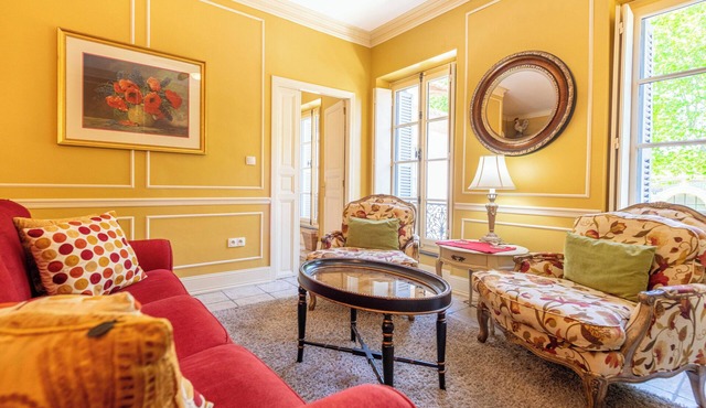 Refined apartment close to the Museum of Fine Arts Heart of the "MAGIC OF CHRISTMAS".