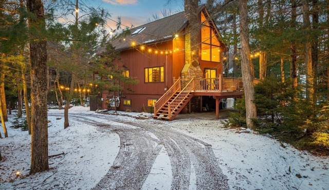 Refined Cabin, Hot Tub, Fire Pit, Indoor Sauna, Game Room, Pool Table, Sleeps 14