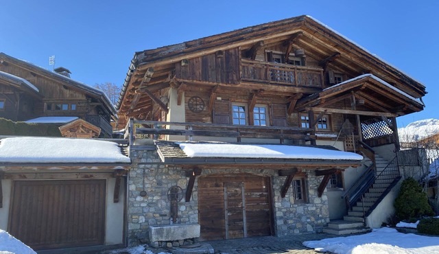 Refined, cozy chalet, terrace with exceptional views of Mont Blanc.