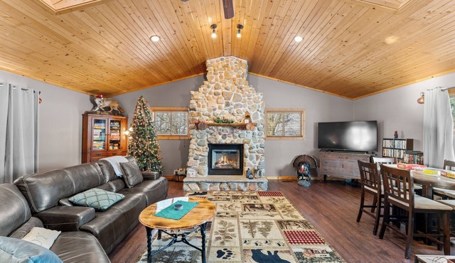 Refined Pet-Friendly Log Cabin Near Wisconsin Dells Sleeps 12 Secluded