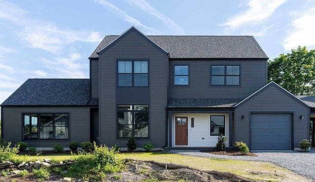 Refined Retreat Near Beaches- 557 East