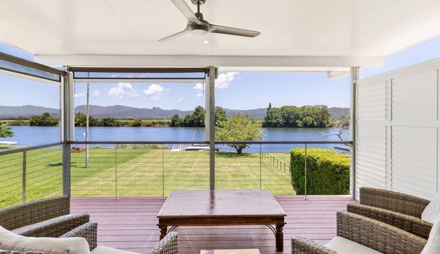 Reflections on the Tweed - Waterfront Pet Friendly Home with Boat Pontoon! Min. 3N - Linen Provided