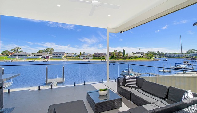 Reflections - BEAUTIFUL 4 BEDROOM CANAL WATERFRONT HOME