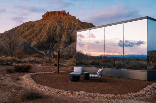 Reflections - Luxe Mirror Home Near Capitol Reef