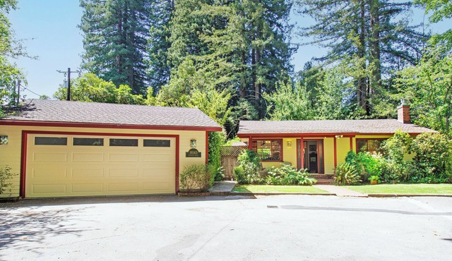 Reflections; Main house & 3 Cottages w/Baths + Hot Tub, Pool & Pet Friendly