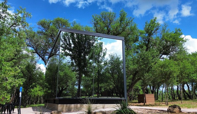 Reflections Mirror House-Romantic Escape w/Hot Tub