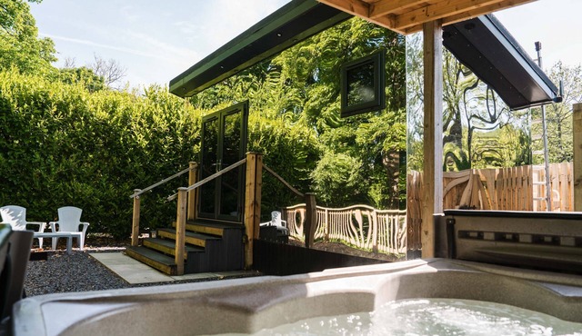 Reflections sleeps 2 with hot tub close to Scottish Borders and Hadrian's Wall