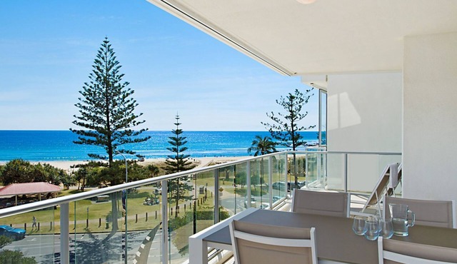 Reflections tower 2 Unit 401 Greenmount Beachfront with Wi-Fi included Easy walk to shops and cafes