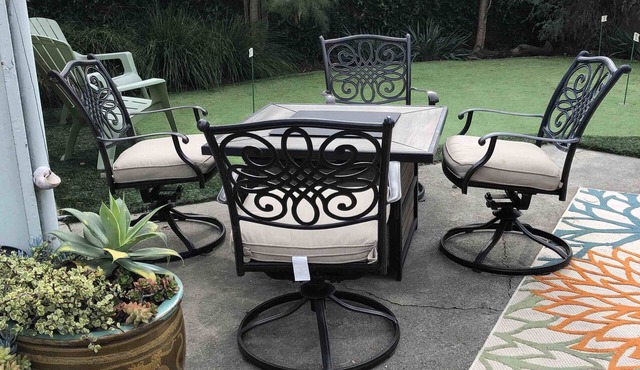 Refresh and relax in this garden oasis or on the beach 4 blocks away