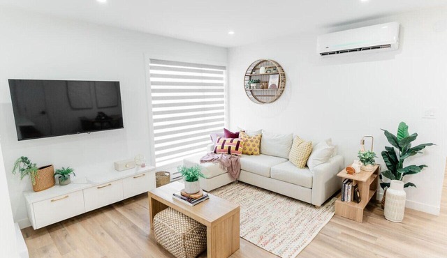 *Refresh | Central & Trendy | 5 min to downtown*