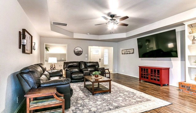 Refreshed Edmond Farmhouse King Suite and Fence
