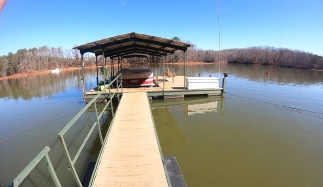 Refreshed Property! Deep Water, Quiet Cove, 30 minutes from Clemson