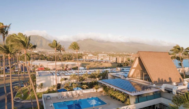 Refreshing Kahului Stay: Outdoor Pool & Breakfast by the Beach | Garden View Roo