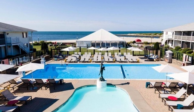 Refreshing Retreat: 2 Queens, Red Jacket, Pool Views, Close to Pier