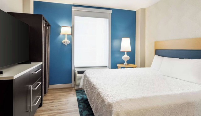 Refreshingly Stylish King Suite w/Expanded Bedroom Comfort & a Welcoming Lounge