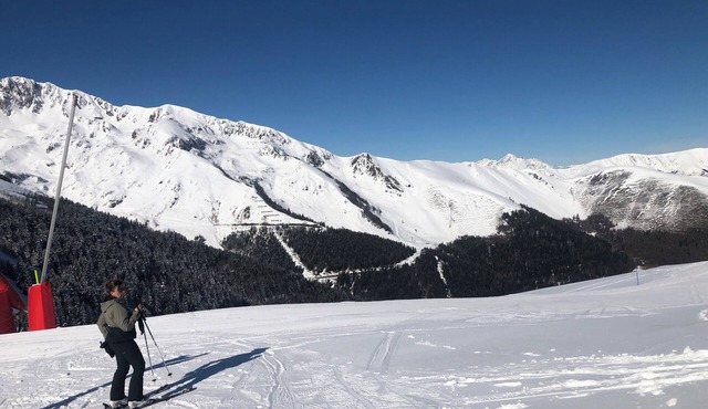 Refuge 66 is ideally located facing south, close to the ski slopes and hiking trails.