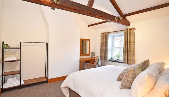 Refurbished 3 bed cottage with log burner - sleeps 5. Pet friendly