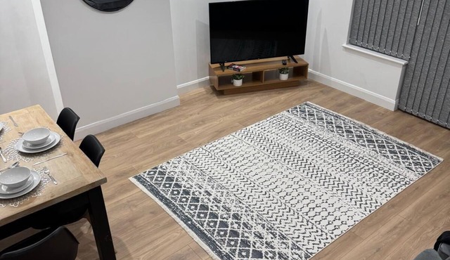 Refurbished 3‑Bed Stay Near Historic Rugby School